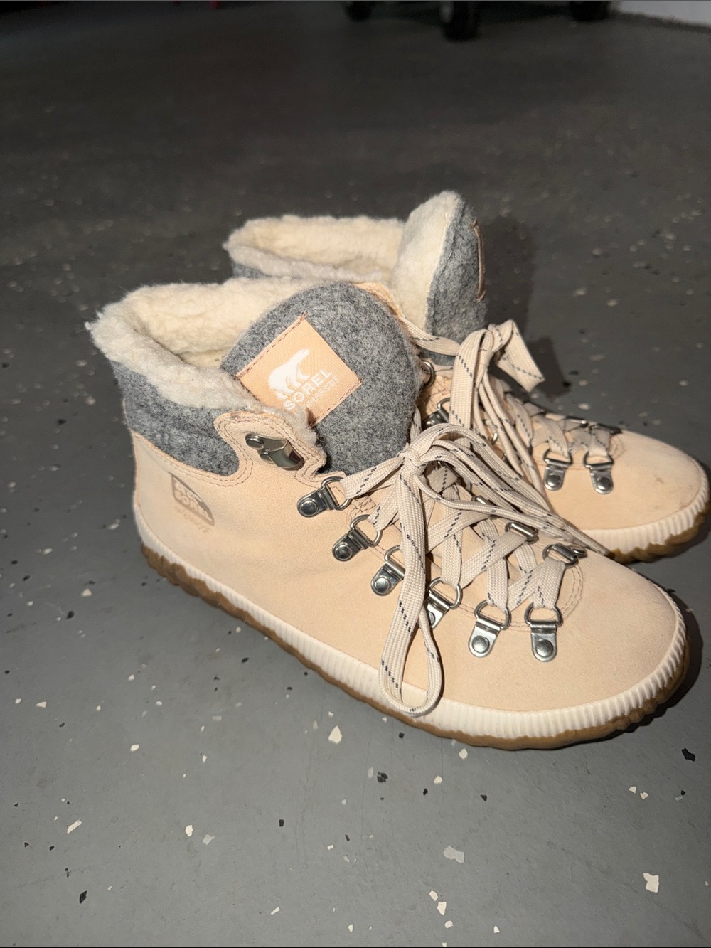 Sorel Beige Hiking-Style Shearling Lined Boots size 7